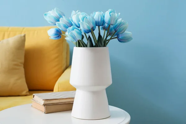 Vase Blue Tulips Books Table Living Room — Stock Photo, Image