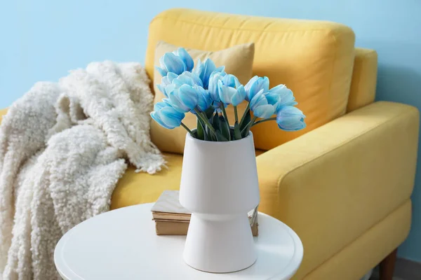 Vase Blue Tulips Books Table Living Room — ストック写真