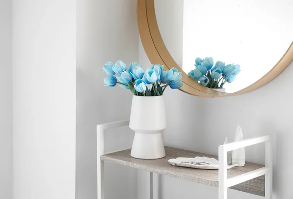 薄壁近くの棚に青いチューリップや化粧品の花瓶 — ストック写真