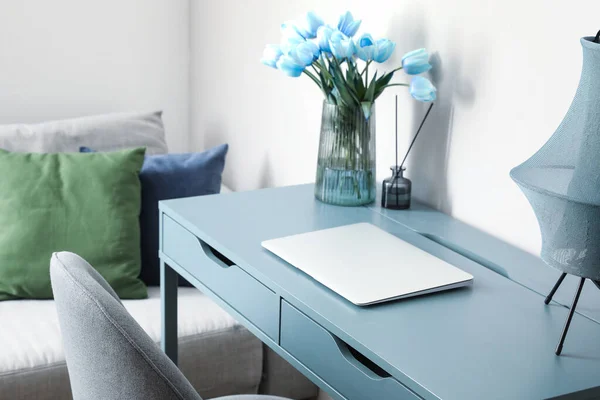 Posto Lavoro Con Laptop Tulipani Blu Vaso Diffusore Lamelle Vicino — Foto Stock