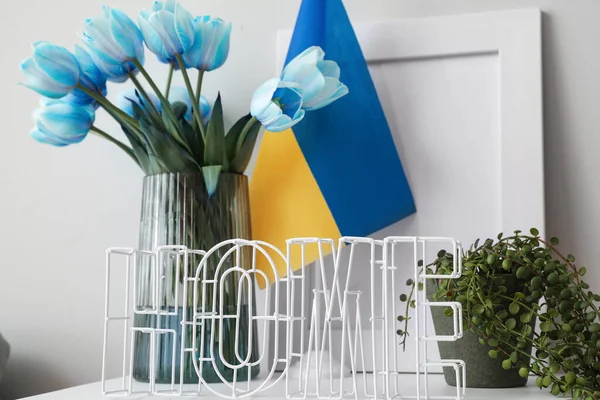Vaas Met Tulpen Vlag Van Oekraïne Decor Frame Kamerplant Tafel — Stockfoto