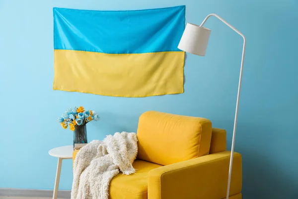 Интерьер Стильной Гостиной Вывешенным Украинским Флагом Креслом Столом — стоковое фото