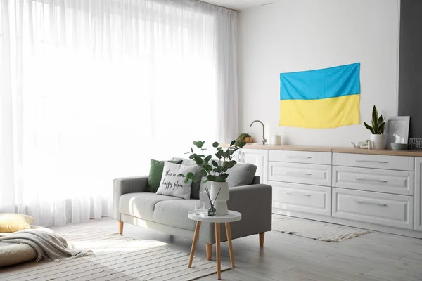Interior Cozinha Leve Com Bandeira Ucraniana Pendurada Balcões Sofá — Fotografia de Stock