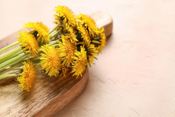 Tahta tahta tahta tahta üzerinde sarı karahindiba, yakın plan.