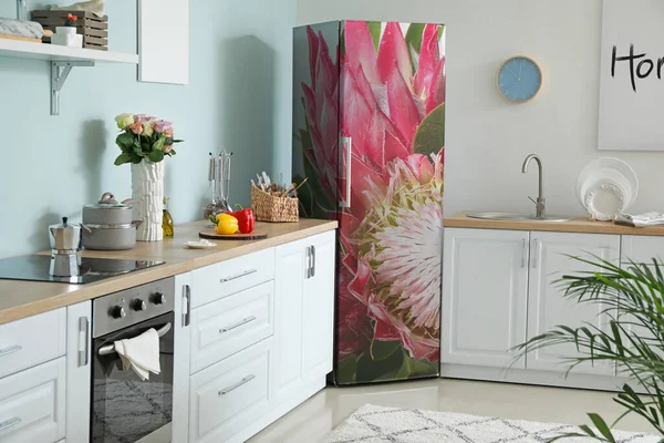Холодильник Печатью Тропических Цветов Интерьере Современной Кухни — стоковое фото