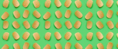 Yeşil arka planda bir sürü lezzetli patates cipsi. Tasarım için doku