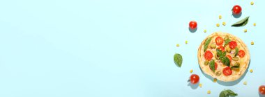 Açık mavi zemin üzerinde leziz mini pizza ve metin için boşluk.