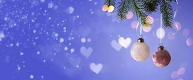 Güzel Noel topları mavi arkaplanda asılıdır.