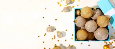 Işık arkaplan üzerinde güzel Noel toplarıyla dolu bir kutu metin için boşluk, üst görünüm