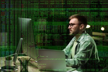 İş yerinde ve bilgisayar kodunda erkek programcının çifte pozu