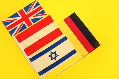 Renkli arkaplanda Almanya, İngiltere, Avusturya ve İsrail bayrakları