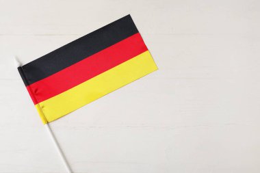 Beyaz ahşap arka planda Almanya bayrağı