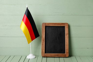 Almanya bayrağı ve masa, ahşap renkli arka plana karşıdır