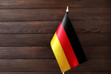 Koyu ahşap arka planda Almanya bayrağı