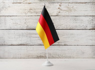 Almanya bayrağı açık ahşap zemin üzerinde