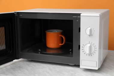 İçkileri mikrodalga fırında, masada.