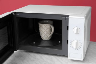 Modern mikrodalga fırında bir fincan.