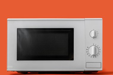 Renkli arka planda modern mikrodalga fırın