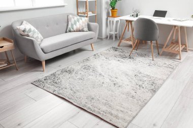 Rahat kanepesi, işyeri ve yumuşak halısı olan oturma odası.