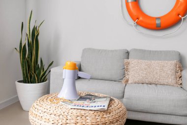 Düdüklü megafon ve oturma odasında puf dergileri.