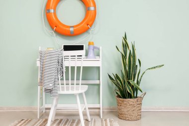 Yeşil duvarında megafon ve yüzük asılı modern işyeri