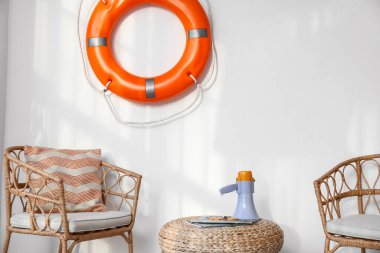 Işık duvarının yanında megafonlu ve koltuklu bir masa.