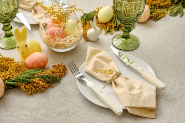 Işık arka planında Paskalya kutlaması için şenlik masası