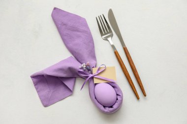 Paskalya kutlaması için şık masa ayarları ve beyaz arkaplanda boş etiket