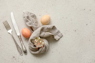 Paskalya kutlaması için şık masa dekorları ve arka planda çigila çiçekleri