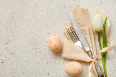 Paskalya kutlaması için lale çiçekli şık masa ayarları