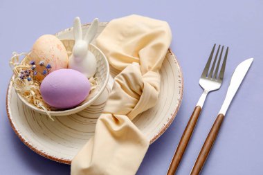 Mor arka planda Paskalya kutlaması için şık masa ayarları