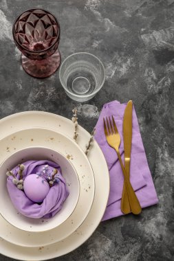 Gri arka planda Paskalya kutlaması için şenlik masası