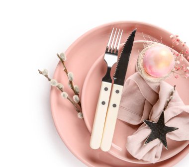 Beyaz arka planda Paskalya kutlaması için şık masa ayarları, üst görünüm