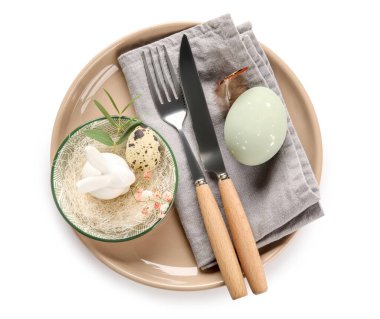 Beyaz arka planda Paskalya kutlaması için şık masa ayarları, üst görünüm