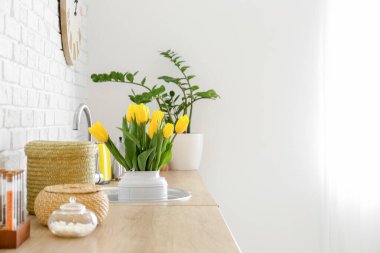 Mutfak lavabosunda güzel sarı laleler.