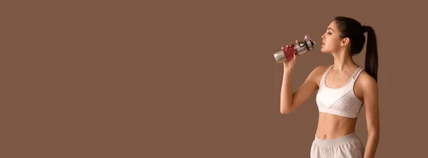 Sporty Young Woman Drinking Water Brown Background Space Text — Stock Photo, Image