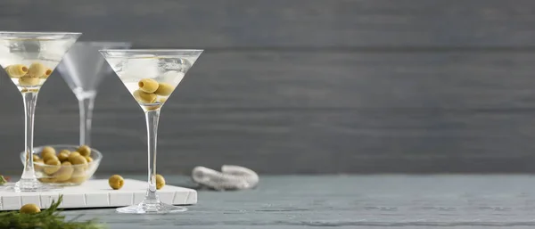 Bril Lekkere Martini Cocktail Olijven Tafel — Stockfoto