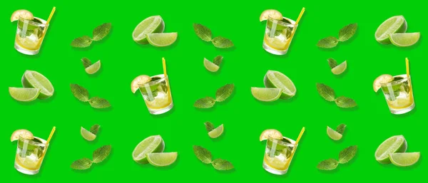 Gläser Frischer Mojito Mit Limette Und Minze Auf Grünem Hintergrund — Stockfoto