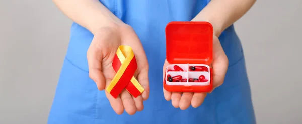 Female Doctor Awareness Ribbon Pills Grey Background Closeup Hepatitis Concept — Stock Photo, Image