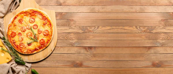 Saborosa Pizza Assada Fundo Madeira Com Espaço Para Texto — Fotografia de Stock