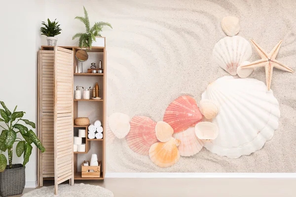 橱柜和靠墙的折叠式屏风 浴室里印有海贝壳 — 图库照片