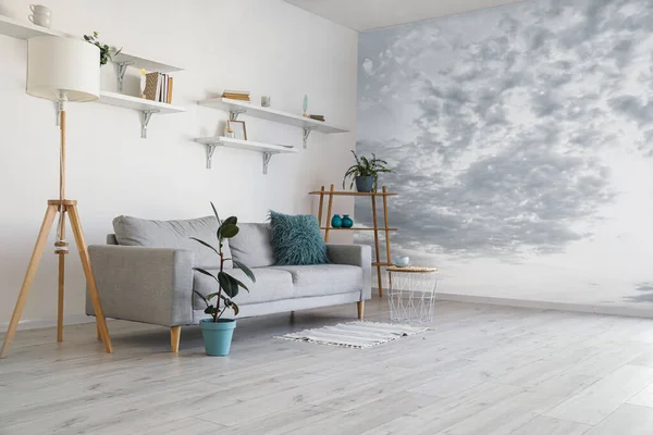 带有灰色沙发和漆墙的客厅的内部 — 图库照片