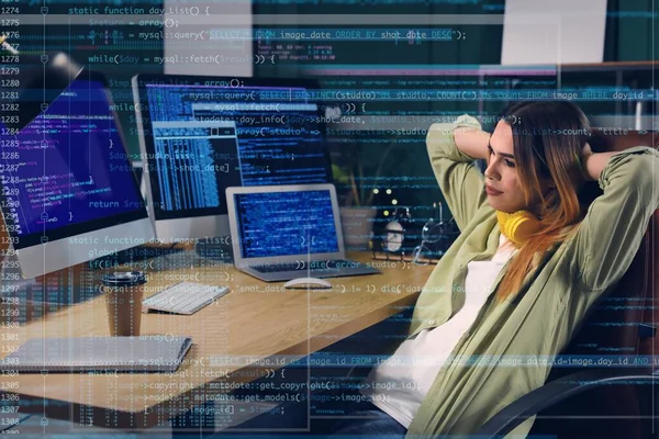 İş yerinde ve bilgisayar kodunda transseksüel programcının çifte pozu