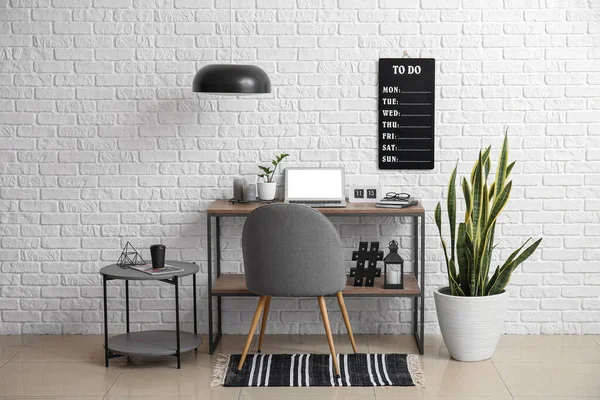 Interior Modern Workplace Laptop Board List White Brick Wall — ストック写真