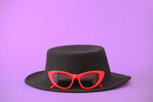 Felt Hat Stylish Glasses Color Background — Zdjęcie stockowe