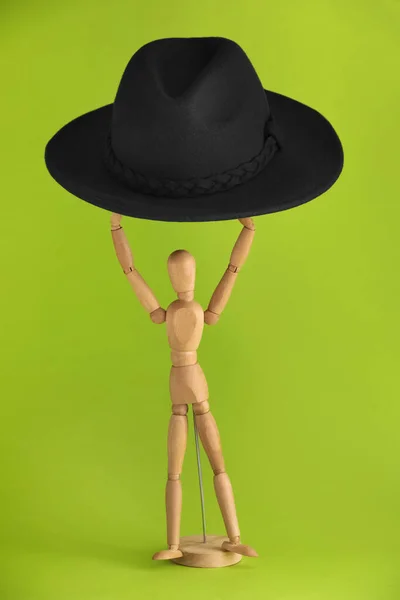 Wooden Mannequin Holding Fedora Hat Color Background — Fotografia de Stock