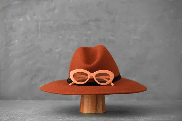 Καπέλο Και Γυαλιά Γκρι Φόντο — Φωτογραφία Αρχείου
