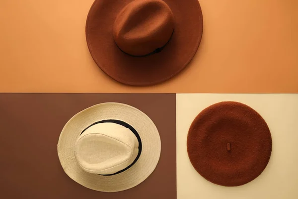 Διαφορετικά Καπέλα Στο Φόντο Χρώματος — Φωτογραφία Αρχείου