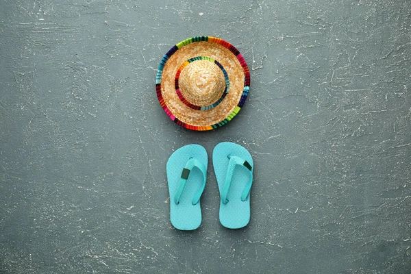 Straw Sombrero Flip Flops Color Background — Stock Photo, Image