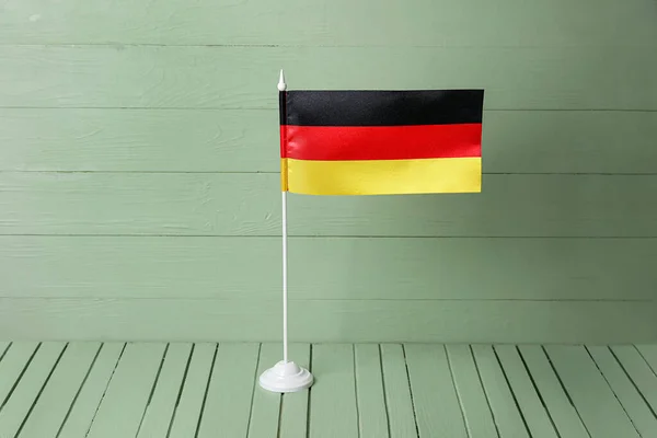 Flagga Tyskland Bordet Mot Färg Trä Bakgrund — Stockfoto
